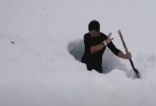 Фото - Чтобы добраться до погребов с сыром, супругам приходится копаться в снегу