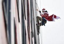 Фото - Дед Мороз зашел в окно: добровольцы-спасатели поздравляют  детей в «Доме с маяком»