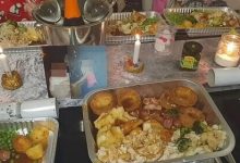 Фото - Ленивый хозяин сервировал праздничный стол посудой из фольги, чтобы не мыть тарелки