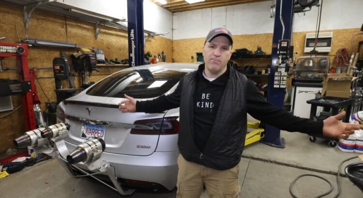 Мужчина собрал автомобиль Tesla Model S с реактивными двигателями. Насколько он быстрый?