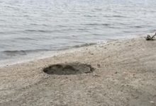 Фото - После загадочного взрыва на побережье остался кратер