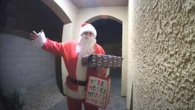 Фото - Санта-Клаус, оставляя детям подарки, исчезает раньше, чем они успевают с ним познакомиться