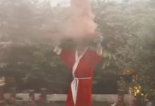 Фото - Силач в костюме Санта-Клауса удержал на голове дымоход