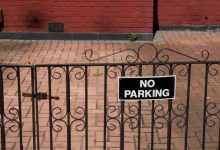 Фото - Соседи, которым запретили пользоваться чужим парковочным местом, называют домовладелицу бессердечной