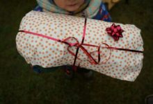 Фото - Строим «товарные» отношения: можно ли везти в детские дома новогодние подарки