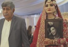 Фото - Свадебных гостей тронула невеста, пришедшая на церемонию с фотографией покойной матери