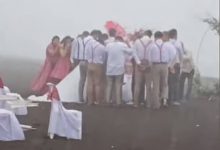 Фото - Жених с невестой обменялись свадебными клятвами несмотря на тайфун