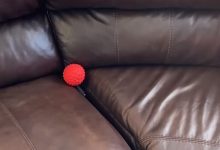 Фото - Чтобы не терять пульт от телевизора, умелец приделал к нему большой резиновый мячик
