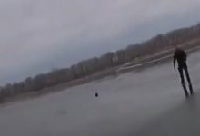 Фото - Полицейский не побоялся пройтись по тонкому льду, чтобы спасти собаку