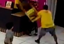 Фото - Вооружённого грабителя избили стулом в кафе-мороженом