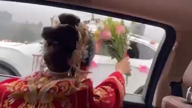 Фото - Две невесты, встретившиеся на дороге, обменялись букетами