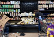 Фото - Гурманы посочувствовали сыру, рухнувшему вместе с полкой в супермаркете
