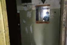 Фото - В поселке Малышева сестры-сироты вынуждены самостоятельно ремонтировать муниципальную квартиру