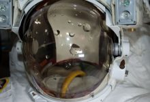 Фото - Астронавты NASA вышли в открытый космос и обнаружили воду в скафандре