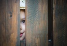 Фото - Соседская девочка усвоила привычку шпионить за людьми, живущими рядом