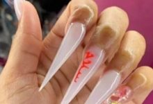 Фото - Вместо модного маникюра клиентка получила «зубчики чеснока» на пальцах