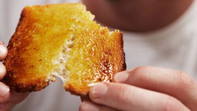 Фото - Людям предложили попробовать есть хлебные тосты «вверх ногами»
