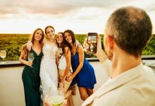 Фото - Подруги смеются над женщиной, ведь она надевает одно и то же платье на их свадьбы