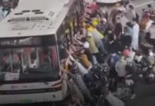 Фото - Прохожие объединились, чтобы вытащить велосипедиста из-под автобуса