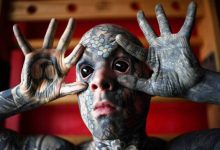 Фото - «Самому ужасающему» татуированному преподавателю запретили обучать маленьких детей