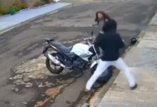 Фото - Женщина яростно набросилась на преступника и сумела отстоять свой мотоцикл