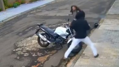 Фото - Женщина яростно набросилась на преступника и сумела отстоять свой мотоцикл