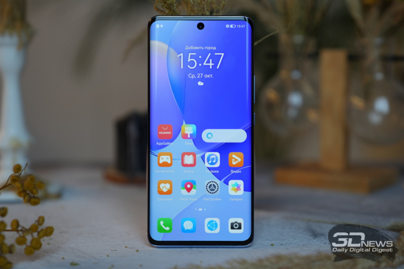  Huawei nova 9, лицевая панель: по центру в верхней части экрана – фронтальная камера, над ней — разговорный динамик, оригинально вписанный в металлическую рамку 