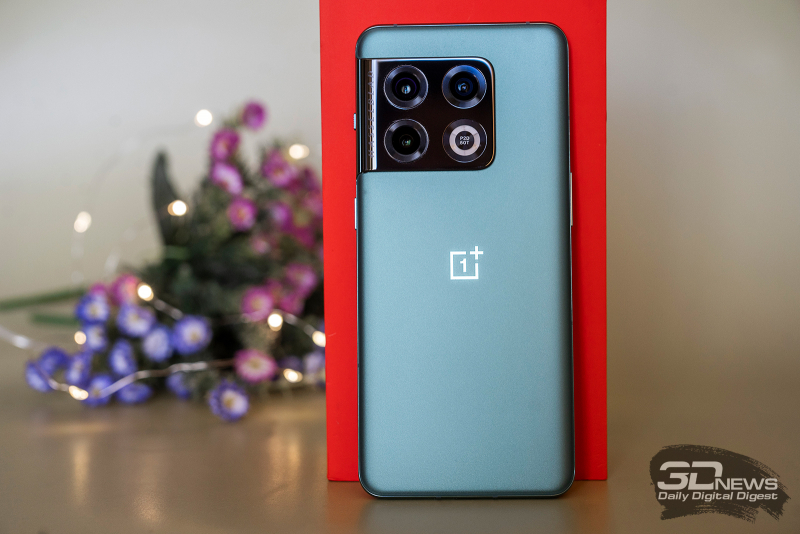  OnePlus 10 Pro, задняя панель: в углу – блок с тремя камерами и тройной круговой светодиодной вспышкой 