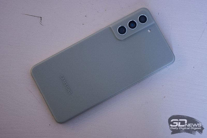  Samsung Galaxy S21 FE, задняя панель: в углу — блок с тремя камерами, сбоку от него — одинарная вспышка 