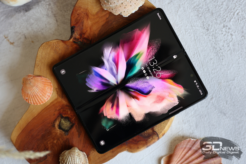  Samsung Galaxy Z Fold3, внутренняя поверхность занята полностью экраном, фронтальная камера не видна 