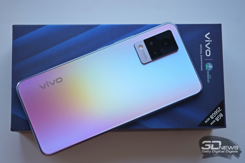  vivo V21, задняя панель: в углу — блок с тремя камерами и одинарной светодиодной вспышкой 