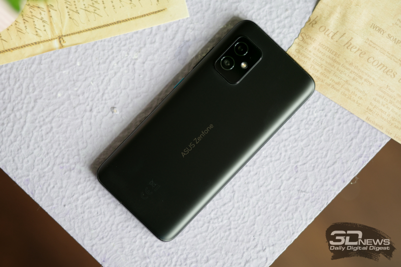  ASUS Zenfone 8, задняя панель: в углу — блок с двумя камерами, микрофоном и одинарной светодиодной вспышкой 