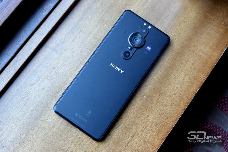  Sony Xperia PRO-I, задняя панель: по центру — блок с четырьмя камерами, там же датчики и одинарная светодиодная вспышка 