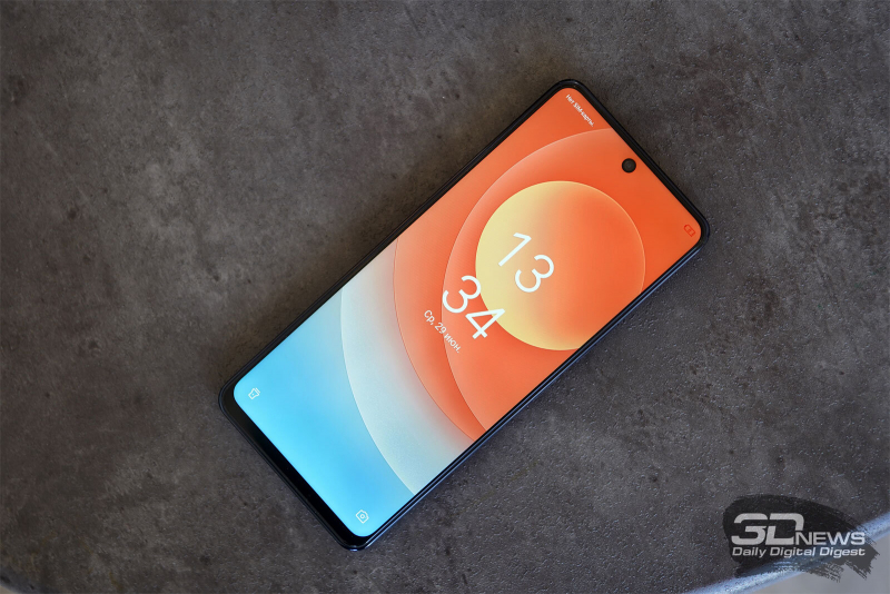  TECNO CAMON 19 Pro, лицевая панель: в верхней части экрана по центру – фронтальная камера в отверстии, над ней – разговорный динамик 