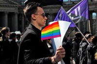 Фото - В опросе Володина о запрете ЛГБТ-пропаганды проголосовали 1,4 миллиона человек