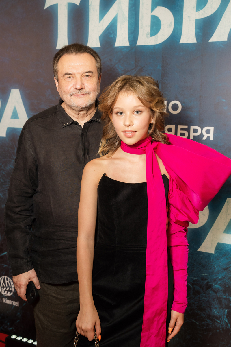 Юлия Пересильд и Алексей Учитель поддержали старшую дочь Анку на премьере фильма "Тибра"