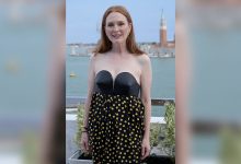 Фото - Джулианна Мур в платье с острым лифом посетила светский коктейль в Венеции