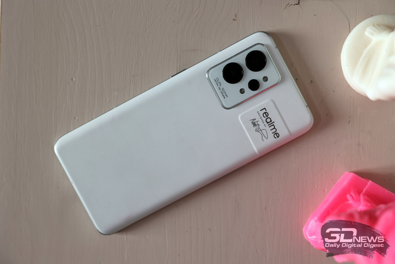  realme GT2 Pro, задняя панель: в углу — блок с тремя камерами и двумя светодиодными вспышками 