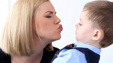 Фото - Сексолог объяснил, почему нельзя целовать детей в губы