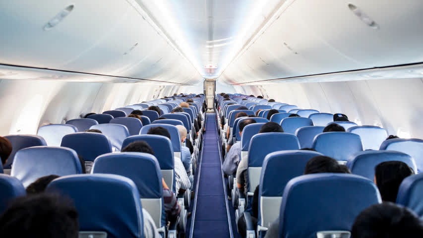 Фото - Стюардессы унизили пассажиров самолета за отказ сидеть рядом с неубранной рвотой