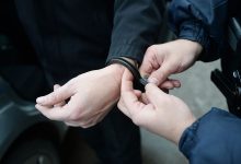 Фото - В Санкт-Петербурге нетрезвые подростки покусали полицейского во время задержания