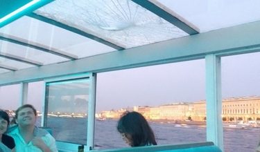 Фото - «Впечатлений — море». На пассажирский теплоход в Петербурге упало шипящее нечто