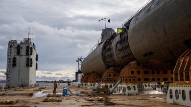 Фото - Атомная подлодка К-3 готовится к поездке по суше. Её уже разделили надвое