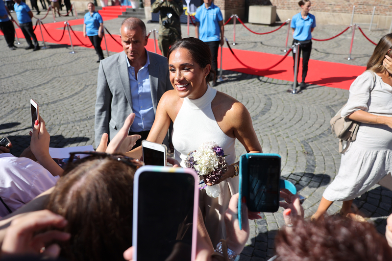 Меган Маркл повторила свой свадебный образ во время первого визита в Дюссельдорф