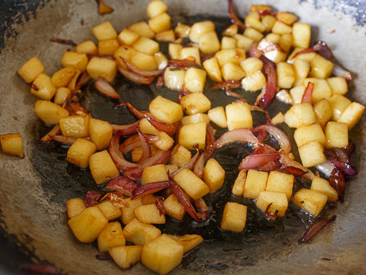 Куриное филе с яблоками и луком