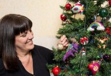 Фото - Любительница Рождества нарядила праздничную ёлку ещё в августе