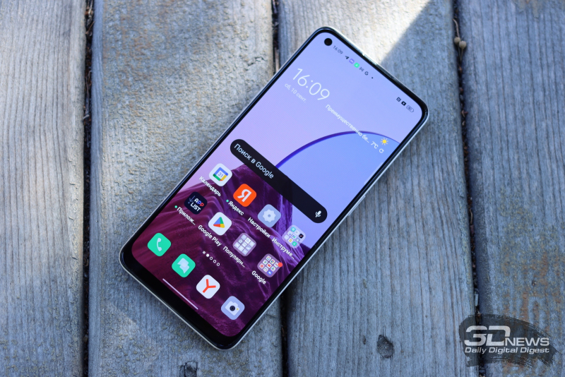  OPPO Reno7, лицевая панель: в угловом отверстии — фронтальная камера, под верхней кромкой — разговорный динамик 