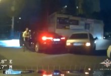 Фото - Полицейский почти километр держался на капоте «Лады», пока водитель на скорости мотался по Тольятти
