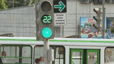 Фото - В ГИБДД отказались от новой таблички для поворота на красный: подробности