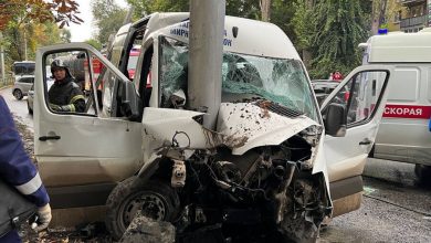 Фото - В Саратове маршрутка протаранила столб, 14 человек получили травмы